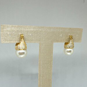 Brinco Lady Di Folheado a ouro 18k com pérola e detalhes em Micro cravação de Zircônias - Image 3