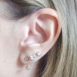 Brinco Ear Jacket folheado a ouro 18k com pequenos detalhes em zircônia - Image 2