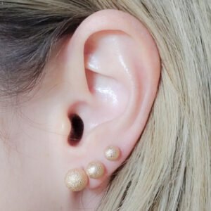 Brinco Trio de Esferas Foscas Folheado a ouro 18k - - Image 2
