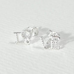 Brinco Love em Prata com pequenos detalhes em micro cravação de zircônias - Image 2