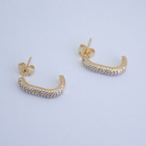 Brinco Meia Argola folheado a ouro 18k com micro cravações de zircônias - Image 1