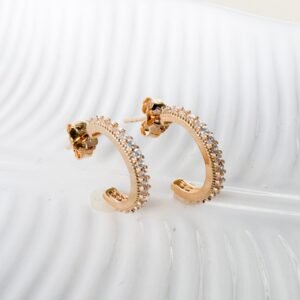 Brinco Meia Argola Folheada a ouro 18k cravejada em Zircônias - Image 1