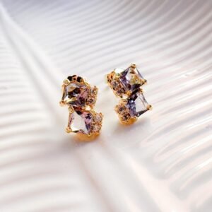 Brinco Clássico folheado em ouro 18k com Zircônias quadradas cravejadas - Image 1