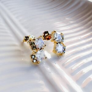 Brinco Clássico folheado em ouro 18k com Zircônias quadradas cravejadas - Image 2